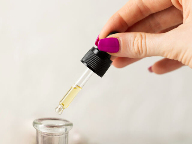 Kwas salicylowy na twarz – efekty, czas stosowania, czego unikać